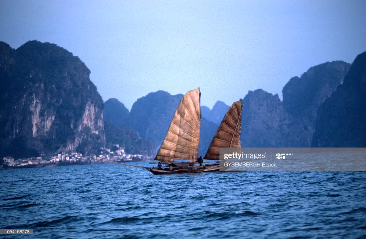 Trên Vịnh Hạ Long.