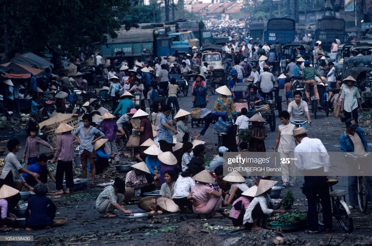 Một khu chợ cóc trên đường phố TP HCM.