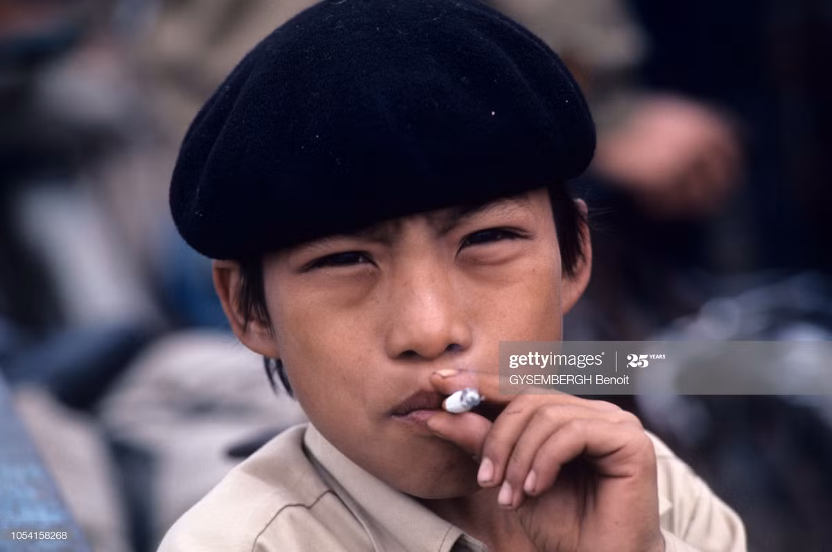 Chân dung một cậu bé hút thuốc.