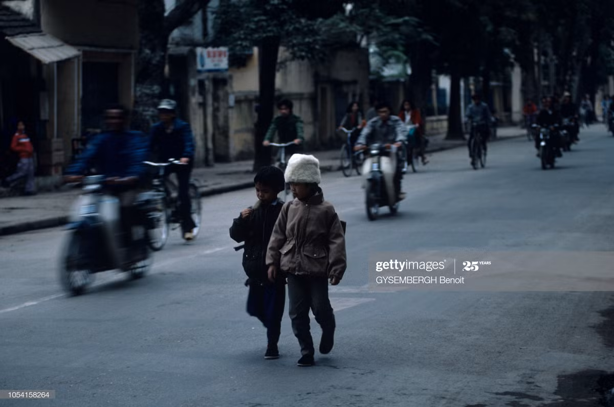 Hai học sinh tiểu học trên đường phố Hà Nội.