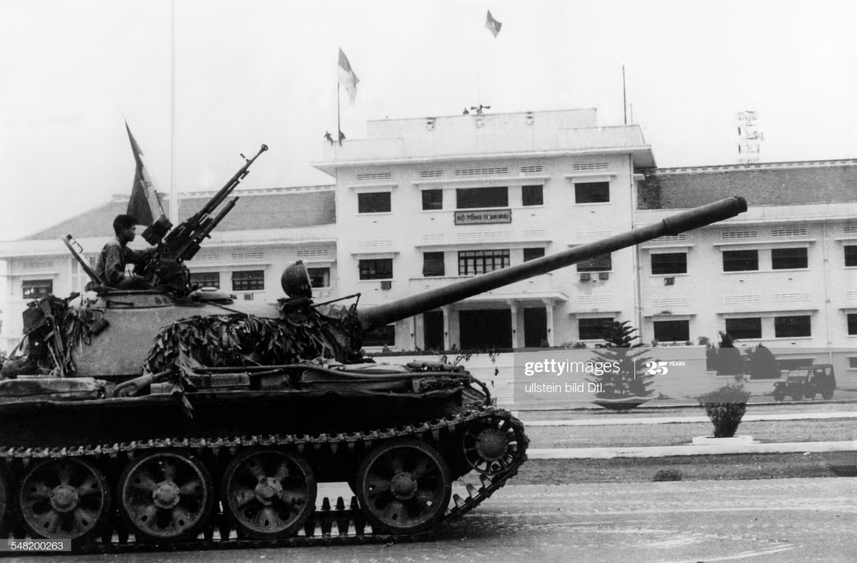 Xe tăng của quân Giải phóng trấn giữ Bộ Tổng tham mưu quân đội Sài Gòn, 30/4/1975. Lá cờ cách mạng phấp phới trên nóc trụ sở.