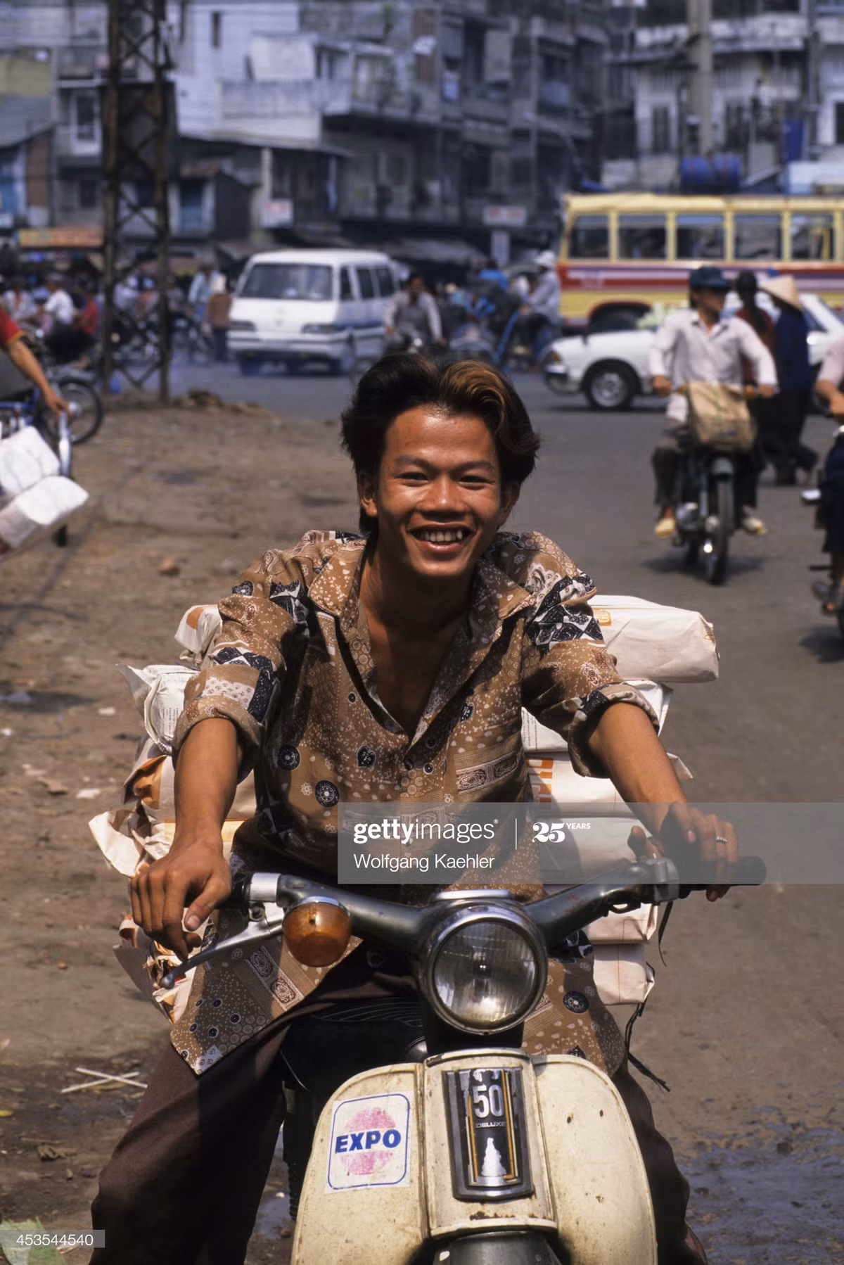 Một thanh niên chở hàng bằng xe Honda Cub 50, 1996.