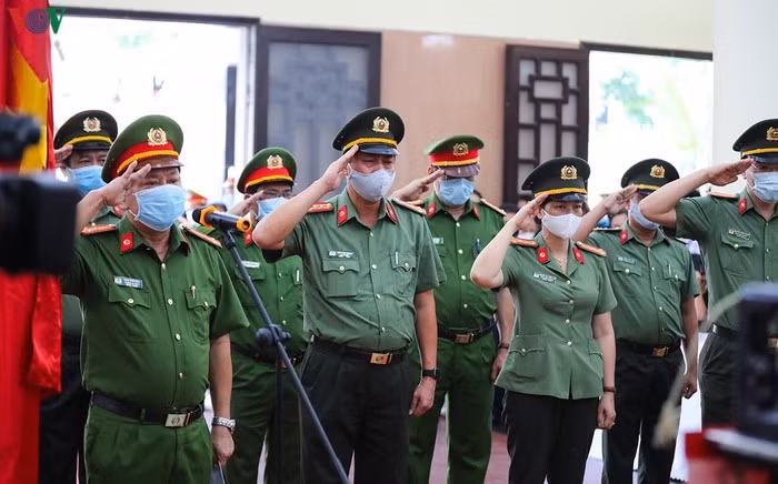 Phút mặc niệm tưởng nhớ Thiếu tá Đặng Thanh Tuấn.