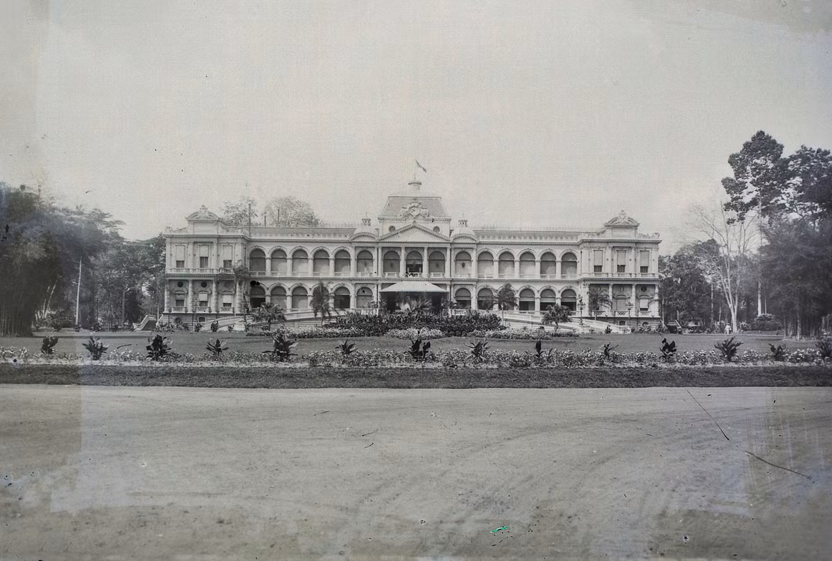 Toàn cảnh Dinh Norodom thập niên 1920, góc nhìn chính diện từ sau cổng chính. Dinh là nơi làm việc của Thống đốc Nam Kỳ (1871-1887), Toàn quyền Đông Dương (1887-1906) và các cơ quan thuộc Phù Toàn quyền (1906-1945).