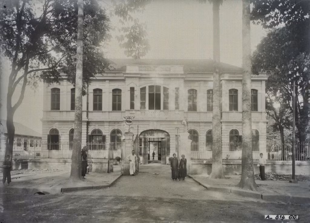 Cổng bệnh viện, thập niên 1920. Hiện nay, Bệnh viện Chợ Rẫy là bệnh viện đa khoa hoàn chỉnh, xếp hạng đặc biệt, tuyến kỹ thuật sau cùng của 37 tỉnh, thành phố phía Nam trực thuộc Bộ Y tế.