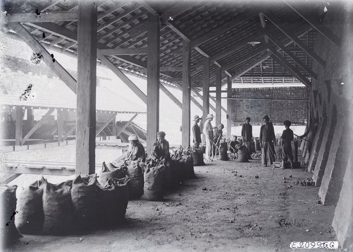 Khung cảnh tại lò nung.