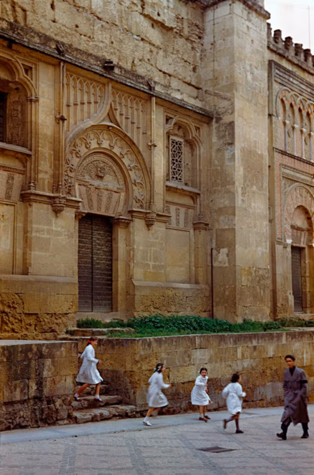 Bên ngoài thánh đường Hồi giáo ở thành phố Cordoba, 1954.