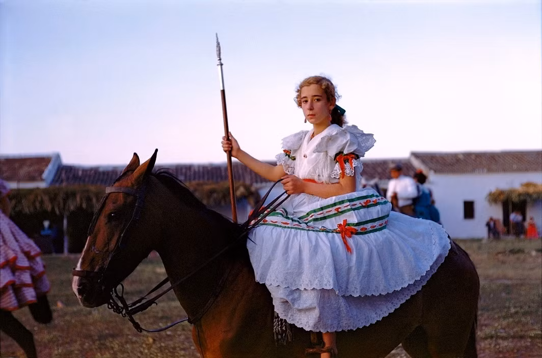 Một cô gái mặc trang phục lễ hội tham gia đám rước Romeria del Rocio ở Andalusia, 1955.