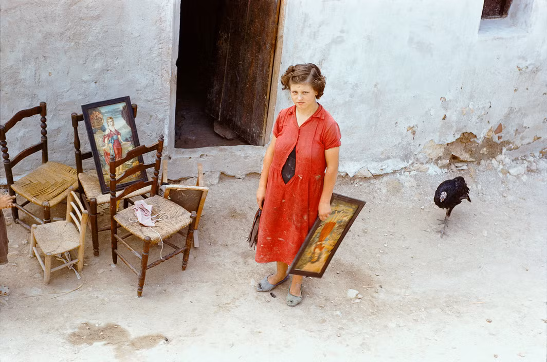 Người phụ nữ cầm bức tranh đứng trên phố ở thị trấn Puerto Lumbreras, Tây Ban Nha năm 1955.