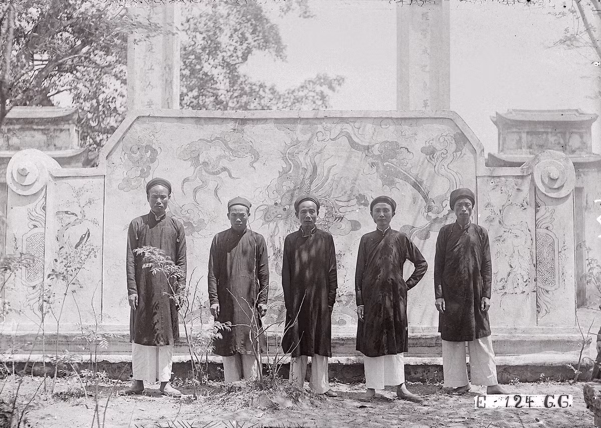 Nhóm nam giới có địa vị trong làng chụp ảnh kỷ niệm.