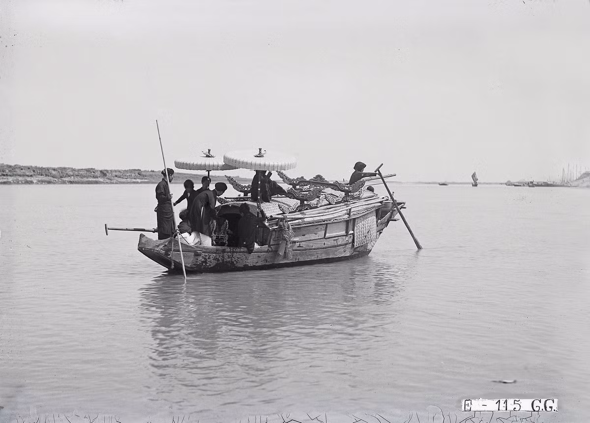 Một con thuyền chở đồ lễ phục vụ lễ hội.