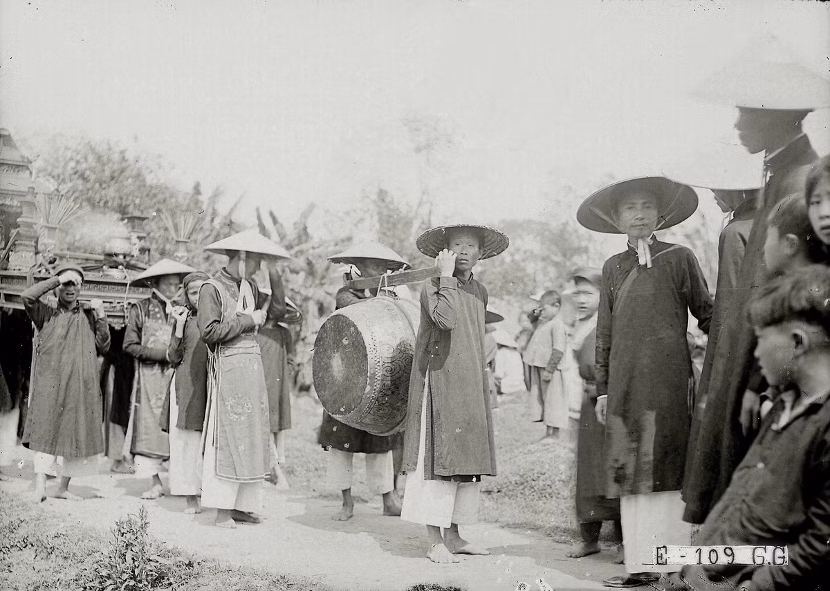 Người khiêng trống trong đám rước.