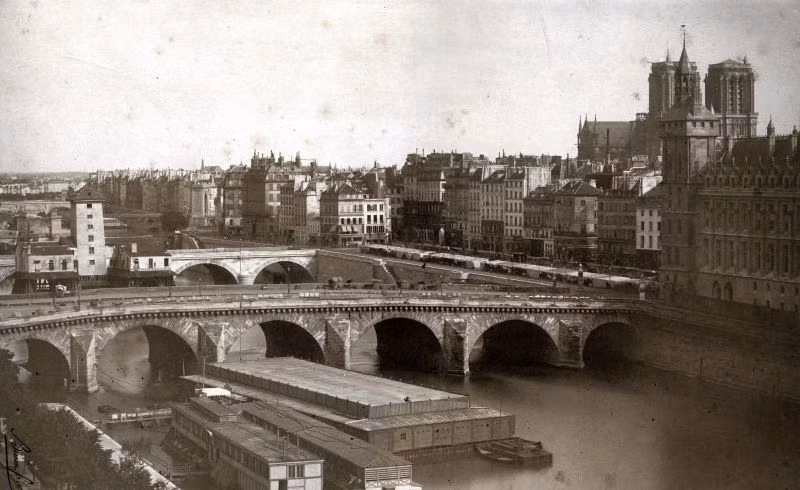 Thành phố Paris nhìn từ trên cao với nhà thờ Đức Bà ở phía xa, khoảng 1854-1857.