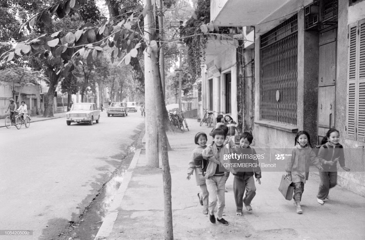 Các học sinh tiểu học tung tăng trên vỉa hè.