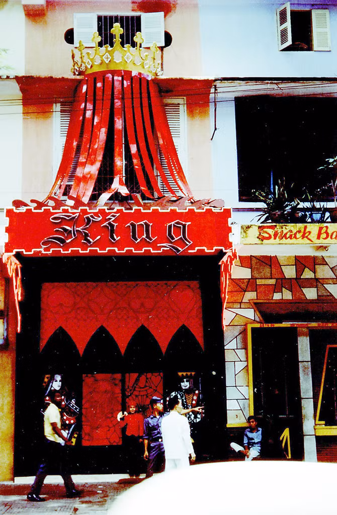 Cận cảnh chiếc vương miện đỏ chóe của quán bar King năm 1965. Ảnh: Tsna.org.‎
