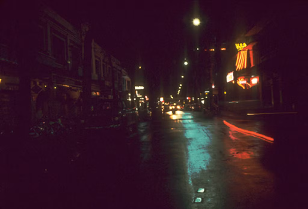 Đường Tự Do vào một buổi tối năm 1969, phía xa là ánh đèn neon rực rỡ tỏa ra từ chiếc vương miện của quán King. Ảnh: James A. Brosman Collection.