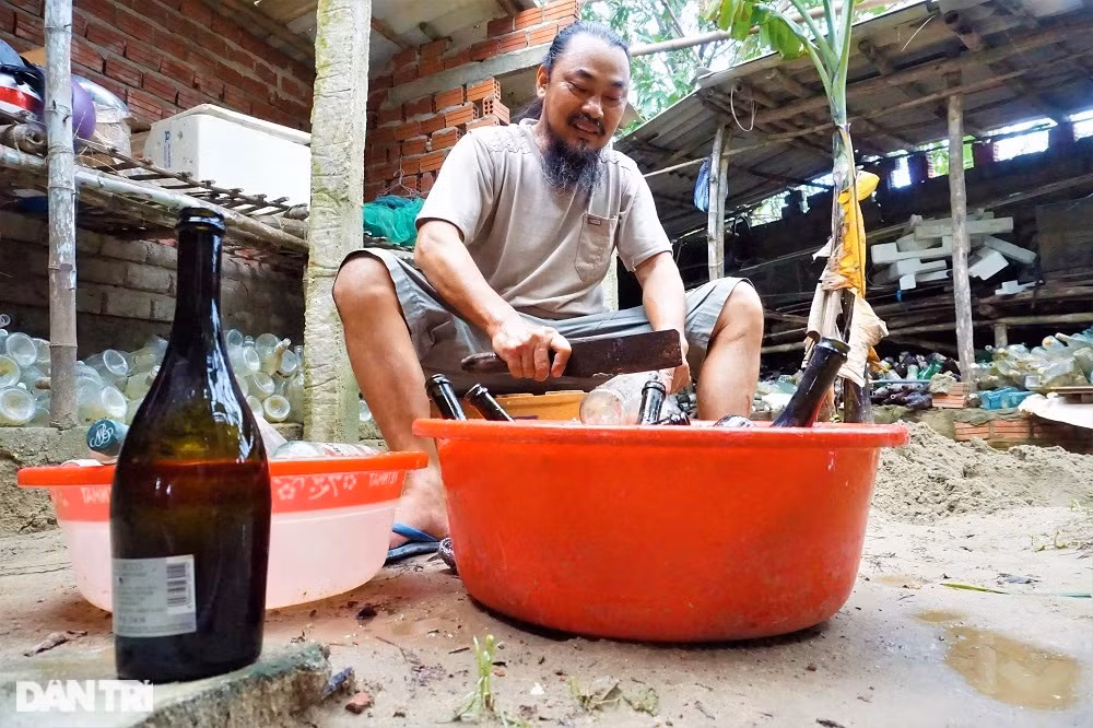 Trước khi dùng vỏ chai làm nhà, ông Linh phân loại kích thước, màu sắc và tiến hành rửa sạch chúng bằng xà phòng.