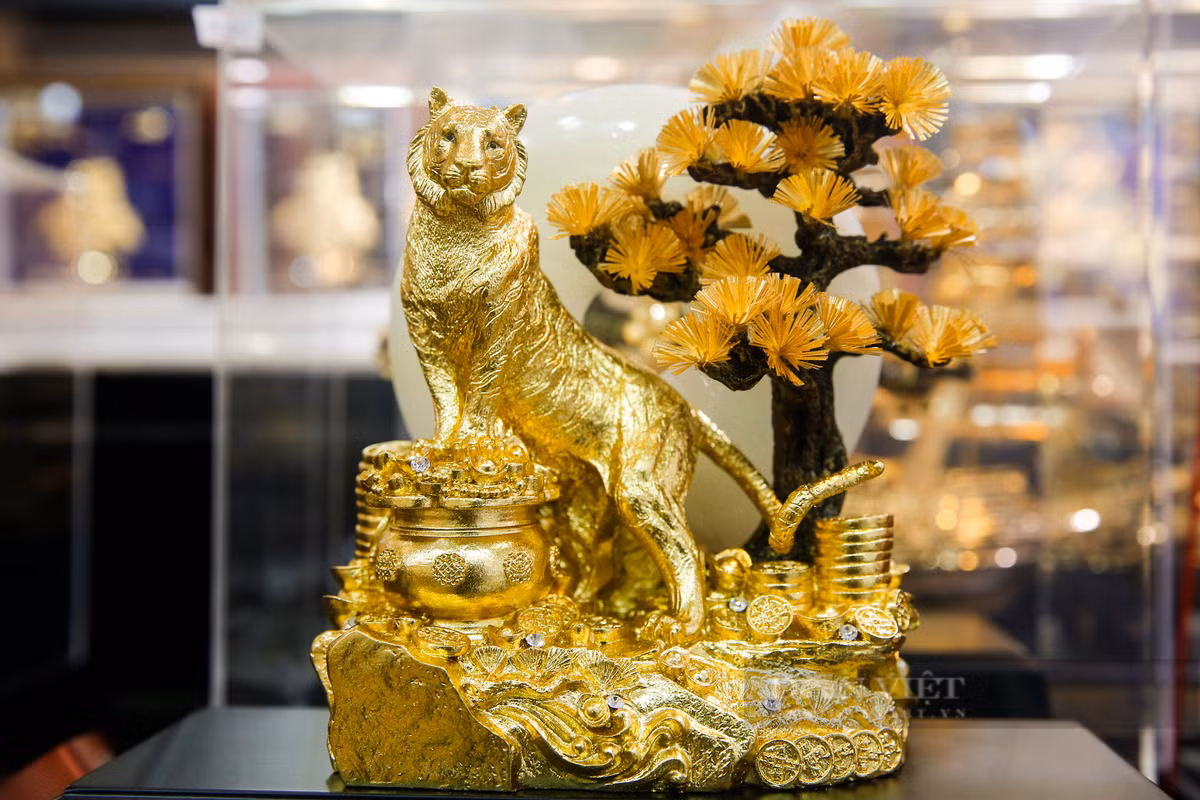 Anh Vũ Đức Nam (Đại diện cửa hàng) cho biết: "Năm nay, cửa hàng tôi chủ yếu bày bán tượng hổ mạ vàng 24K kích thước nhỏ khoảng từ 30 - 35cm. Vì đây là kích thước phù hợp để bày trí trên bàn làm việc nên rất hút khách".