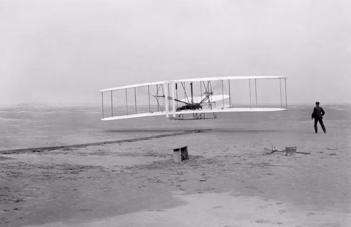 Giấc mơ bay được anh em nhà Wright, Orville và Wilbur thực hiện vào năm 1903 cùng chiếc máy bay bằng gỗ ở Bắc Carolina.