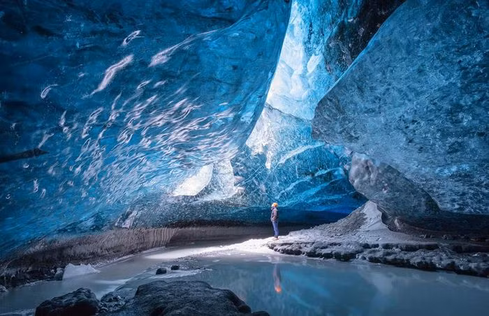 Hang động băng ở Vatnajokull, Iceland: Trong nhiều năm qua, những lỗ hổng của dòng sông băng Vatnajokull nổi tiếng ở Iceland đã tạo ra một số hang động tuyệt đẹp. Vào mùa thu hoặc mùa đông, bên trong hang băng bao phủ một màu xanh huyền ảo và sống động. Tuy nhiên việc tham quan là khá mạo hiểm vì những hang động này có thể tan chảy bất cứ lúc nào.