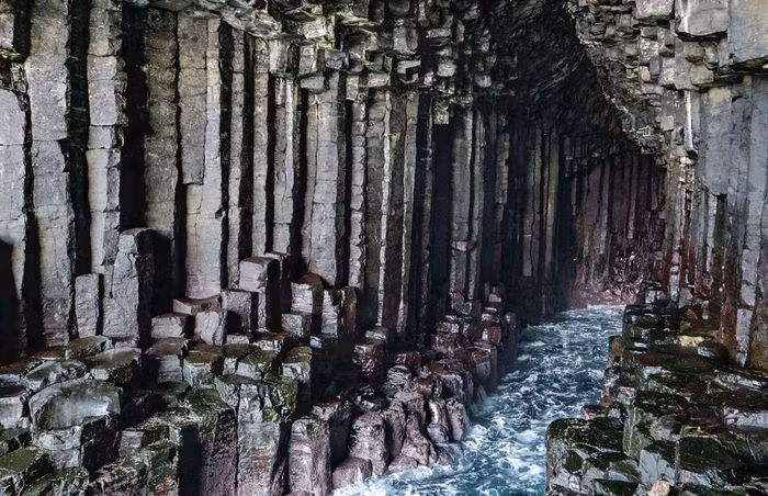 Hang động Fingal, Scotland: Cấu trúc đáng kinh ngạc của hang Fingal hoàn toàn tự nhiên, tạo thành từ sự tiếp xúc giữa dung nham và không khí, kết tinh ra những cột hình lục giác xen kẽ nhau. Hang động nằm trên một hòn đảo không người ở, với trần hình mái vòm có thể khuếch đại âm thanh của sóng, tạo cho du khách cảm giác siêu nhiên.