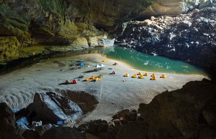 Hang Sơn Đoòng, Việt Nam: Sơn Đoòng là hang động lớn nhất thế giới, nằm ở huyện Bố Trạch, tỉnh Quảng Bình, được tạo ra do sự xói mòn trong hàng triệu năm. Sơn Đoòng được phát hiện từ năm 1991 nhưng mãi tới 2009 mới khám phá đầy đủ. Hang dài khoảng 9 km, là một phần của hệ thống ngầm đồ sộ nối với hơn 150 động khác.