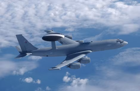 Dù có khả năng bay thấp nhưng Su-24 khó lòng thoát khỏi "thiên la địa võng" radar cảnh giới của Mỹ, Anh. Trong ảnh là máy bay cảnh báo sớm E-3D Sentry của Không quân Anh.