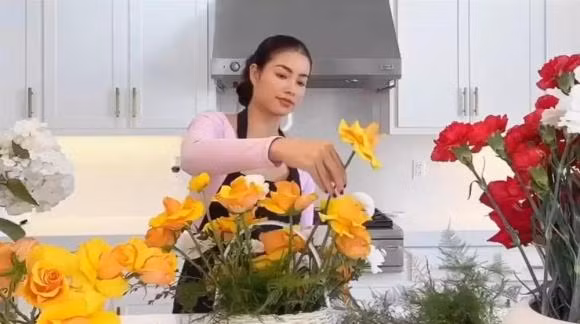 Rut lui khoi showbiz thoi gian dai, Pham Huong cam hoa ban kiem thu nhap?-Hinh-3