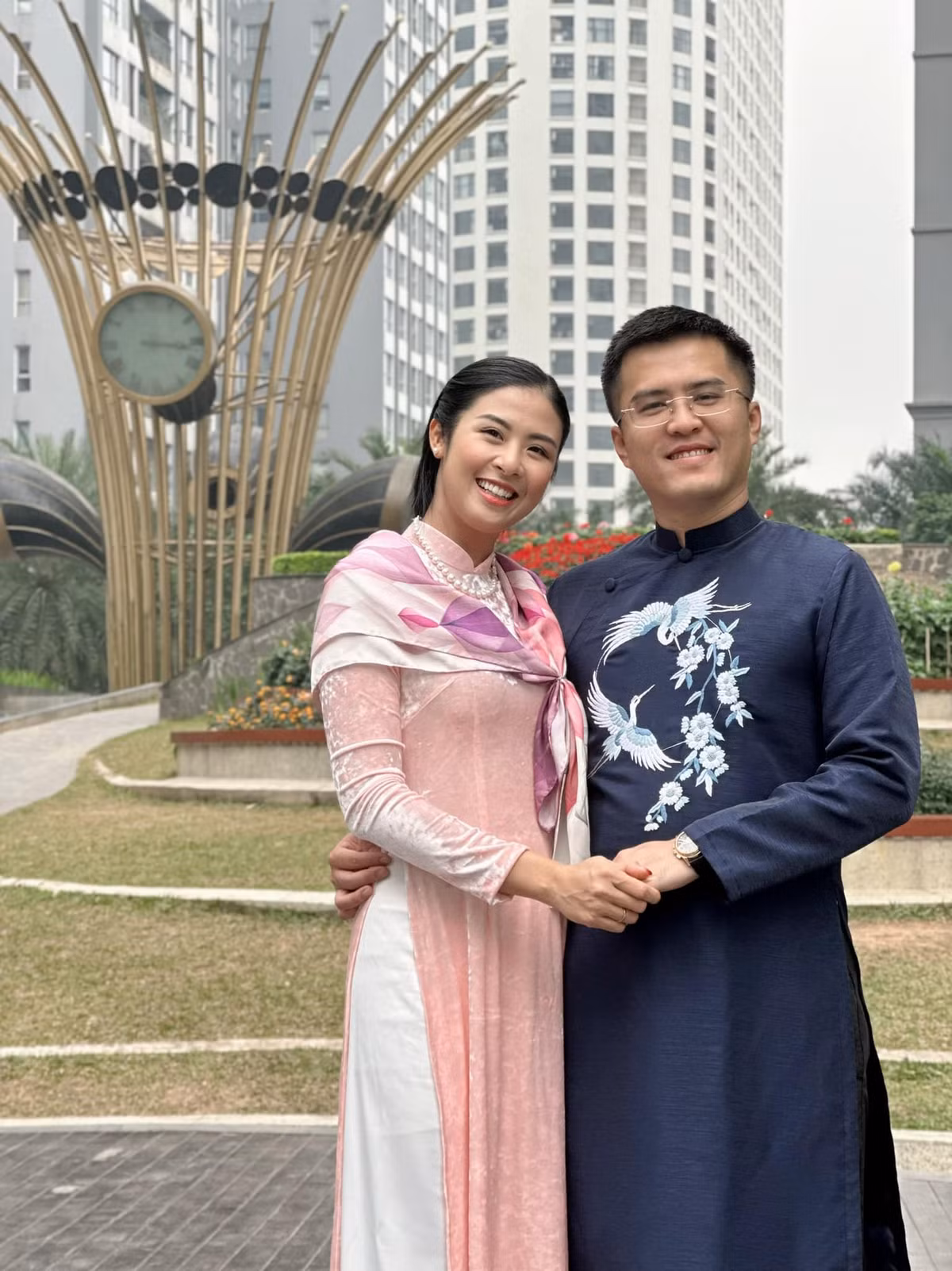 Tết Nguyên đán vừa qua, cô và chồng dành hết khoảng thời gian cho 2 bên nội ngoại, thăm họ hàng ở Thái Bình, không đi du lịch hay hưởng tuần trăng mật. Ngọc Hân chia sẻ vì công việc cô đã phải đi nhiều, nên thời gian Tết cô muốn dành trọn vẹn cho gia đình.