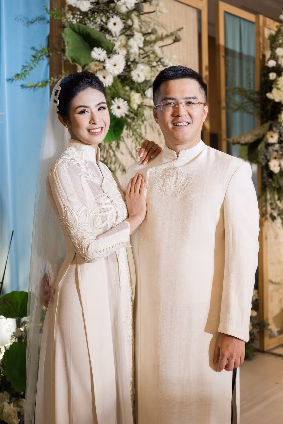 Ngọc Hân chia sẻ, cả hai quen nhau trong một chuyến cô đi công tác tại Ai Cập. Lần đầu gặp gỡ, cô ấn tượng với chồng ở sự hiểu biết rộng, dí dỏm và điển trai. Còn Phú Đạt quý mến vợ vì tính cách chu đáo. Kết thúc chuyến đi, hoa hậu chủ động mời anh đi chơi, ăn uống khi về nước. Sau đó, cả hai bắt đầu tìm hiểu, hẹn hò với nhau.