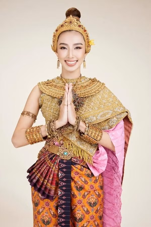 Cô từng nhận rất nhiều lời khen khi diện trang phục truyền thống của nhiều vùng miền Thái Lan trong thời gian đương nhiệm.