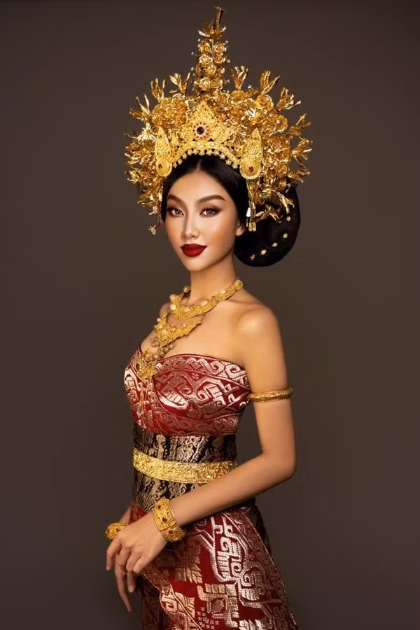 Khi xuất hiện tại Miss Grand International 2022, Thùy Tiên khiến fan trầm trồ khi mặc trang phục truyền thống của Indonesia - quốc gia đăng cai tổ chức. Điểm nhấn bộ trang phục là chiếc mấn dát vàng ròng được chạm khắc tỉ mỉ.