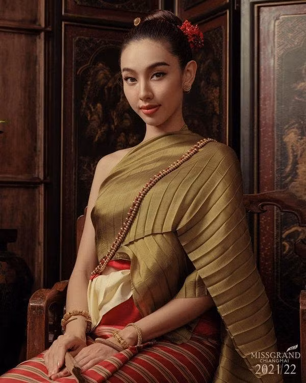 Đăng quang Miss Grand International 2021, Thùy Tiên có cơ hội đến thăm khá nhiều quốc gia và thử trang phục truyền thống tại nơi cô đặt chân tới.