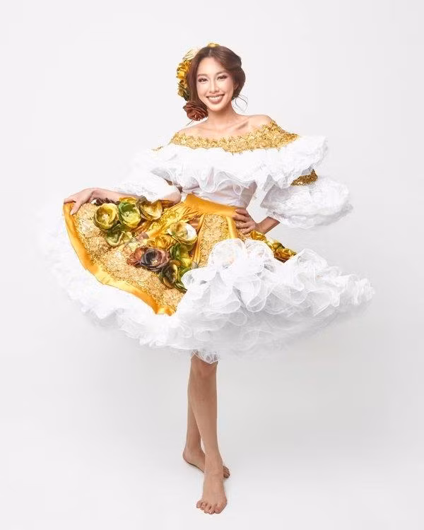 Bộ đầm San Juanero lại tạo ấn tượng với sự tươi mới.
