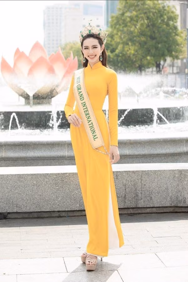 Là người Việt, dĩ nhiên áo dài cũng được Thùy Tiên ưu ái.