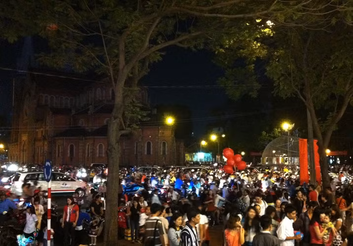 Khu vực xung quanh Thánh đường Nhà thờ Đức Bà (quận 1) như một biển người.