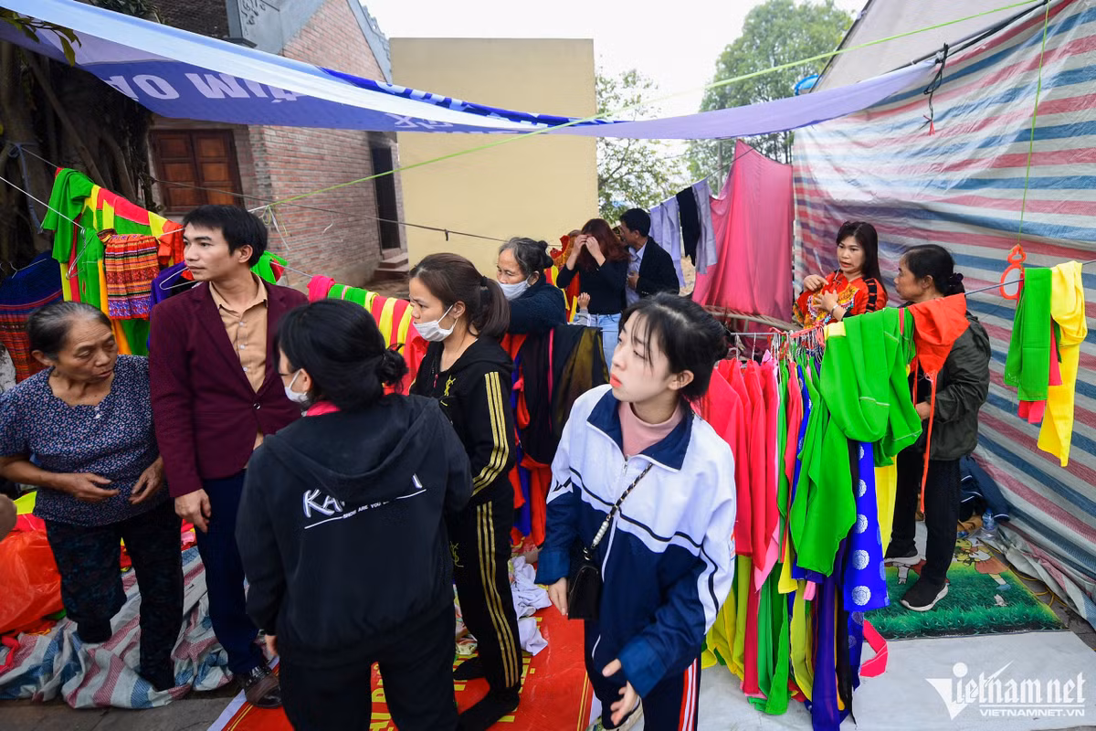 Những sạp cho thuê trang phục quan họ dựng ngay trung tâm, nhiều du khách thuê với giá 50.000 đồng/bộ và họ mặc để chụp ảnh là chính.