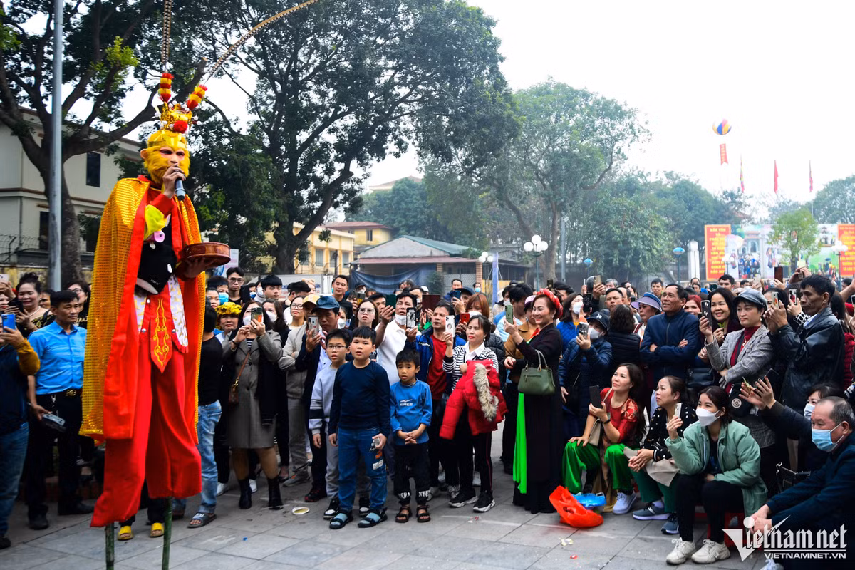 Chiều 2/2 (12 tháng Giêng), trước một ngày khai hội Lim (Bắc Ninh), hàng nghìn du khách đã đổ về du xuân. Tại sân khấu của CLB hát quan họ thôn Lương (xã Tri Phương) một người nào đó ăn mặc cải trang hình hài Tôn Ngộ Không múa, hát xin tiền.