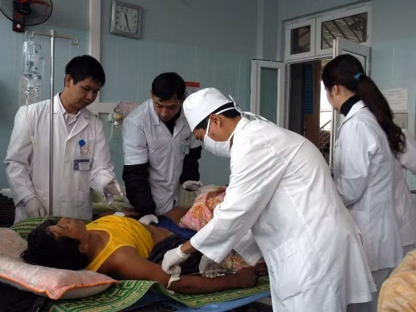 Bệnh viện Việt Đức đã cử 14 bác sỹ phẫu thuật và Bệnh viện Bạch Mai cử 10 bác sỹ gây mê hồi sức.
