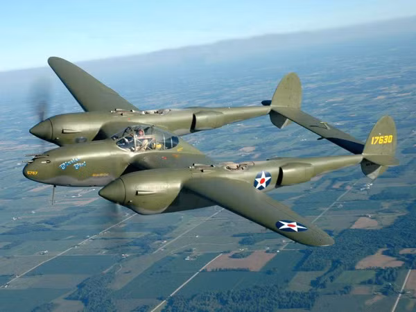 P-38 có thể đạt tốc độ 667km/h ở trần bay 7.620m, nó được trang bị một pháo 20m; 4 súng máy 12,7mm và khả năng mang theo gần 1 tấn bom.