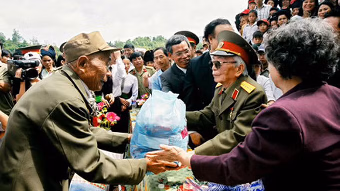 Ông Lò Văn Bóng, dân tộc Thái - nguyên liên lạc viên của Đại tướng trong chiến dịch Điện Biên Phủ năm 1954, đại diện nhân dân Mường Phăng tặng quà Đại tướng và phu nhân nhân dịp ông trở về thăm chiến trường xưa tháng 4/2004.