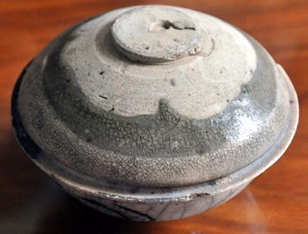 Bát gốm cổ có nắp đậy.
