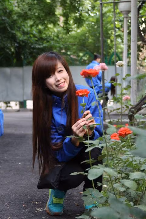 Vẫn giữ vẻ vui tươi, nhắng nhít như mọi khi, hoa khôi làng võ Việt Châu Tuyết Vân luôn tươi cười, hoạt bát và tích cực chụp ảnh, lưu giữ kỷ niệm cùng các đồng đội.