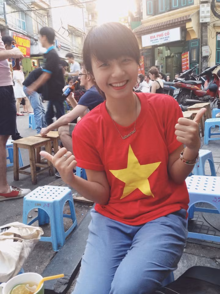 Ngoài ý nghĩa đặc biệt, điểm thu hút khác trong clip "Vietnam Love Peace" chính là nữ nhân vật chính Linh Kett. Cô bạn tên thật là Bảo Linh, cũng khá nổi tiếng trên mạng và đặc biệt gây ấn tượng bởi ngoại hình xinh xắn, giọng nói đáng yêu và nụ cười giản dị mà rất cuốn hút.