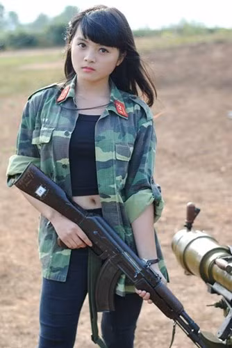 Cầm súng và mặc trang phục quân đội có biến tấu để tạo nên hình ảnh sexy, gợi cảm là phong cách đặc biệt được nhiều cô gái yêu thích. Tuy nhiên khi mang súng vào các bức ảnh, không phải bạn trẻ nào cũng có cách sử dụng đúng và thường để lộ ra một vài lỗi tưởng chừng như vụn vặt nhưng lại thể hiện khá nhiều điều.