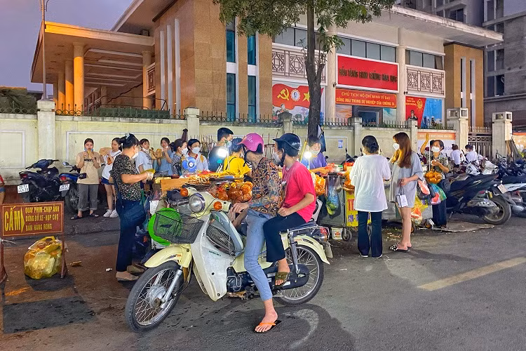 Siêu chợ Nhà Xanh trở lại thời hoàng kim, biển người mua sắm tắc đường ảnh 4 Siêu chợ Nhà Xanh trở lại thời hoàng kim, biển người mua sắm tắc đường ảnh 4