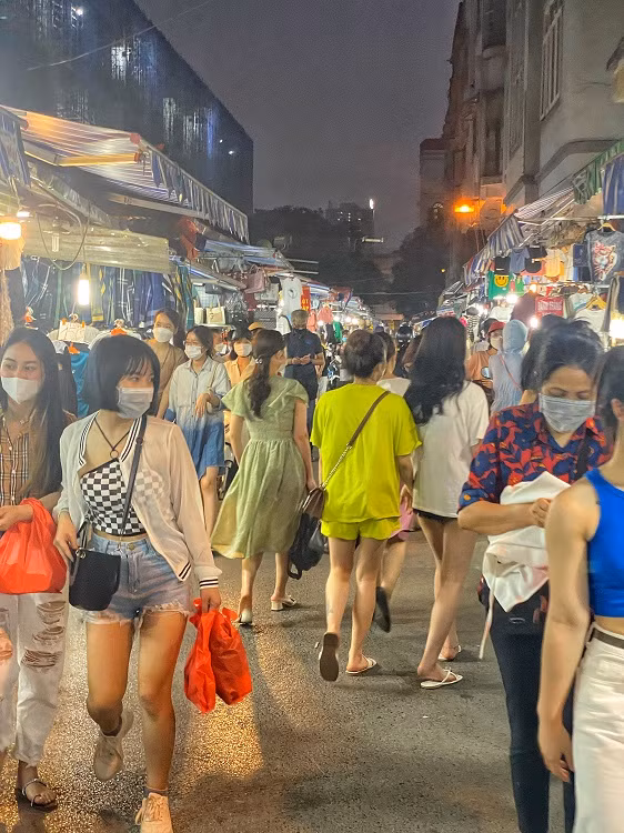 Siêu chợ Nhà Xanh trở lại thời hoàng kim, biển người mua sắm tắc đường ảnh 2 Siêu chợ Nhà Xanh trở lại thời hoàng kim, biển người mua sắm tắc đường ảnh 2