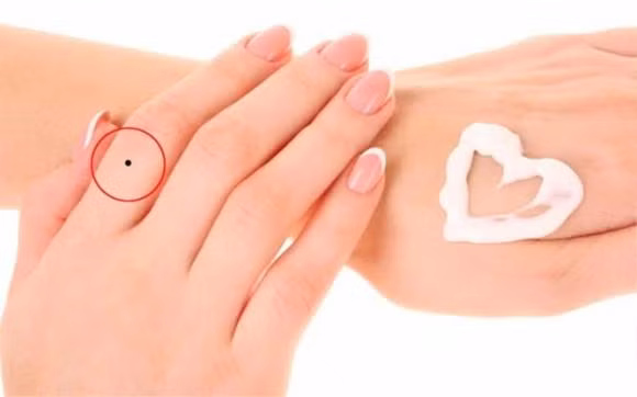 Vị trí của ba nốt ruồi này cho thấy bạn là hóa thân của Bồ Tát ở kiếp trước. Nhiều người có những nốt ruồi này sẽ có nhân cách và khí chất rất tốt. Họ có thể dựa vào những điều này để tiến bước trong xã hội một cách thuận lợi. (Bài viết mang tính chất tham khảo và chiêm nghiệm).