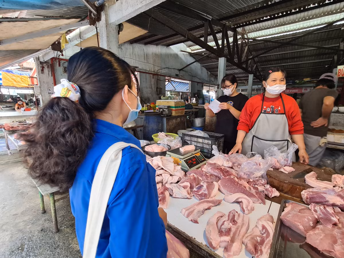 Thịt cổ heo chứa đựng hệ thống hạch phức tạp, khó loại bỏ hoàn toàn trong quá trình chế biến, dẫn đến việc cơ thể tiếp tục hấp thụ lượng lớn vi khuẩn và chất độc khi ăn. Điều này có thể gây ngộ độc hoặc tăng nguy cơ mắc các bệnh truyền nhiễm.
