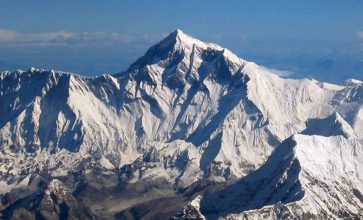 4. Núi Everest đang cao lên: Khi được khảo sát lần đầu tiên vào năm 1852, đỉnh Everest được coi là cao 8839,8 mét so với mực nước biển. (Ảnh: Wikipedia)